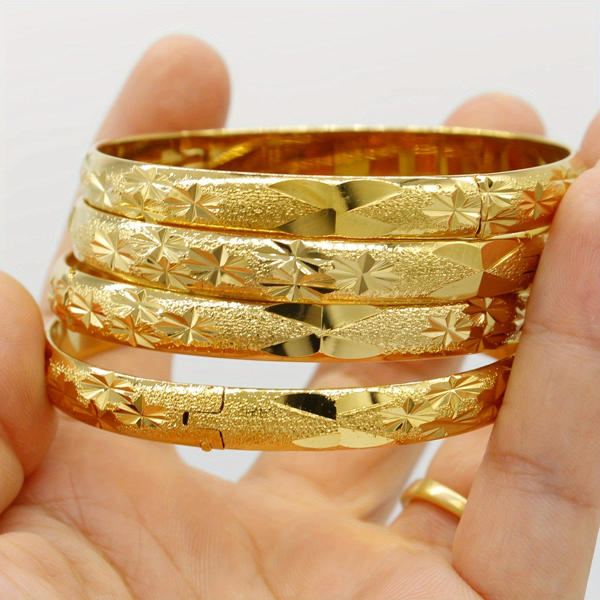 Set of 4 Vintage & Luxe Gold-Plated Copper Bangle Bracelets for Women - Ideal for Casual Wear and Gifting