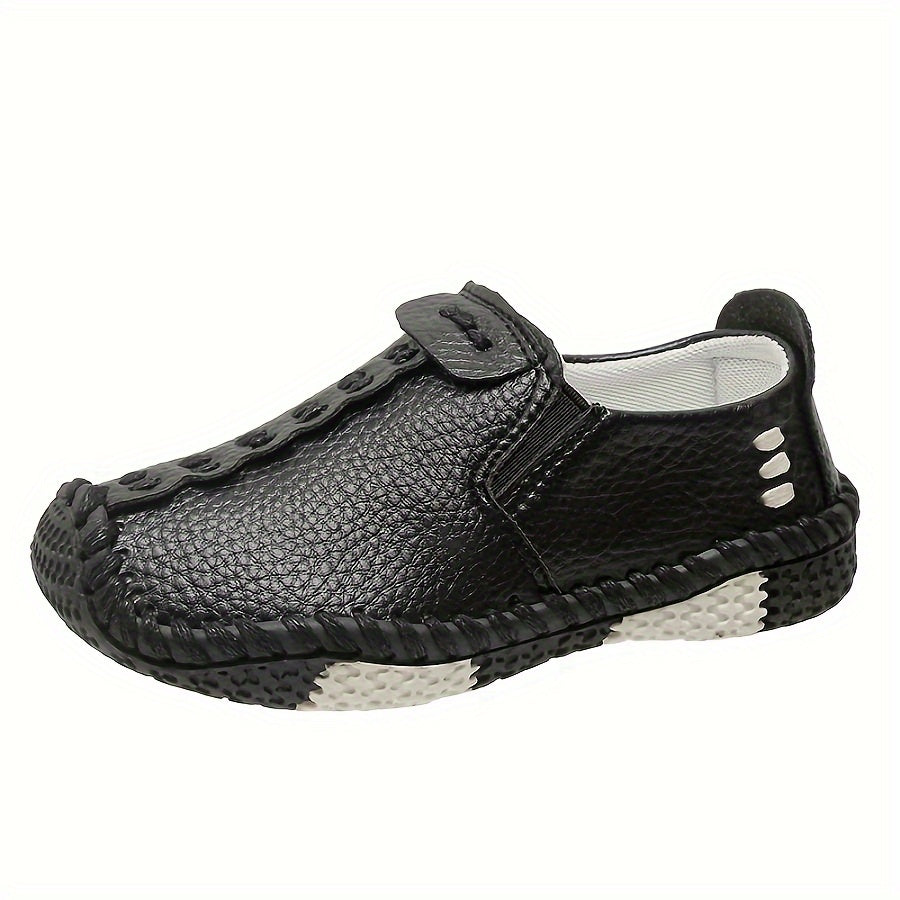 Breathable faux loafers for boys, ideal for spring and autumn. Features stitched details and a comfortable single sole.