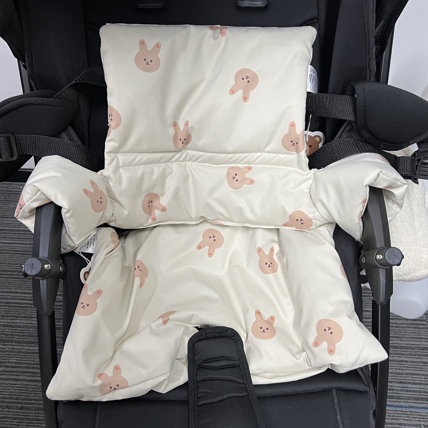 Ensure your baby's safety and comfort with these non-slip autumn and winter baby dining chair cushions, perfect for Halloween, Thanksgiving, and Christmas gifts.