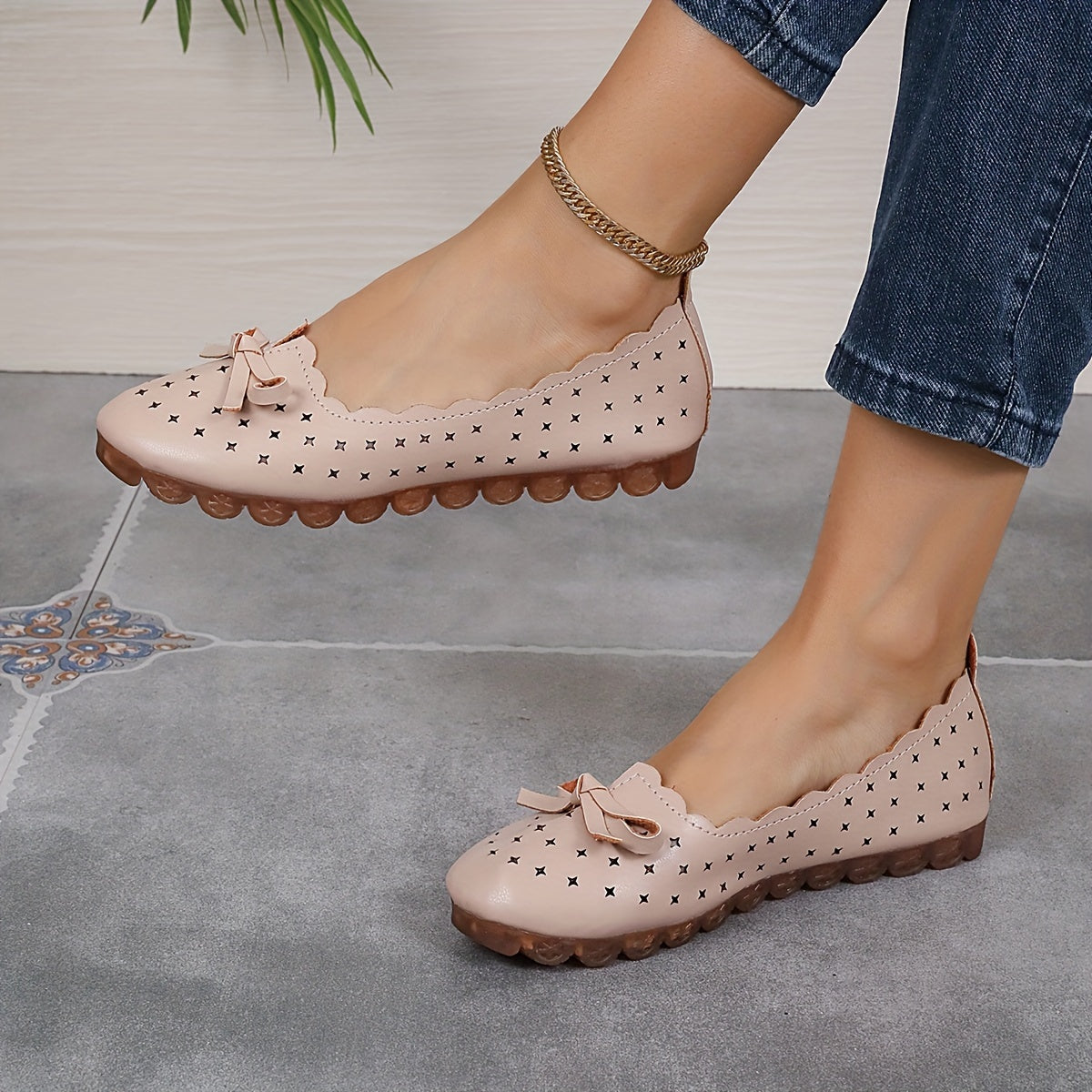 Women's round toe flats, slip-on loafers with rubber sole, made of comfortable man-made materials, suitable for professional work.