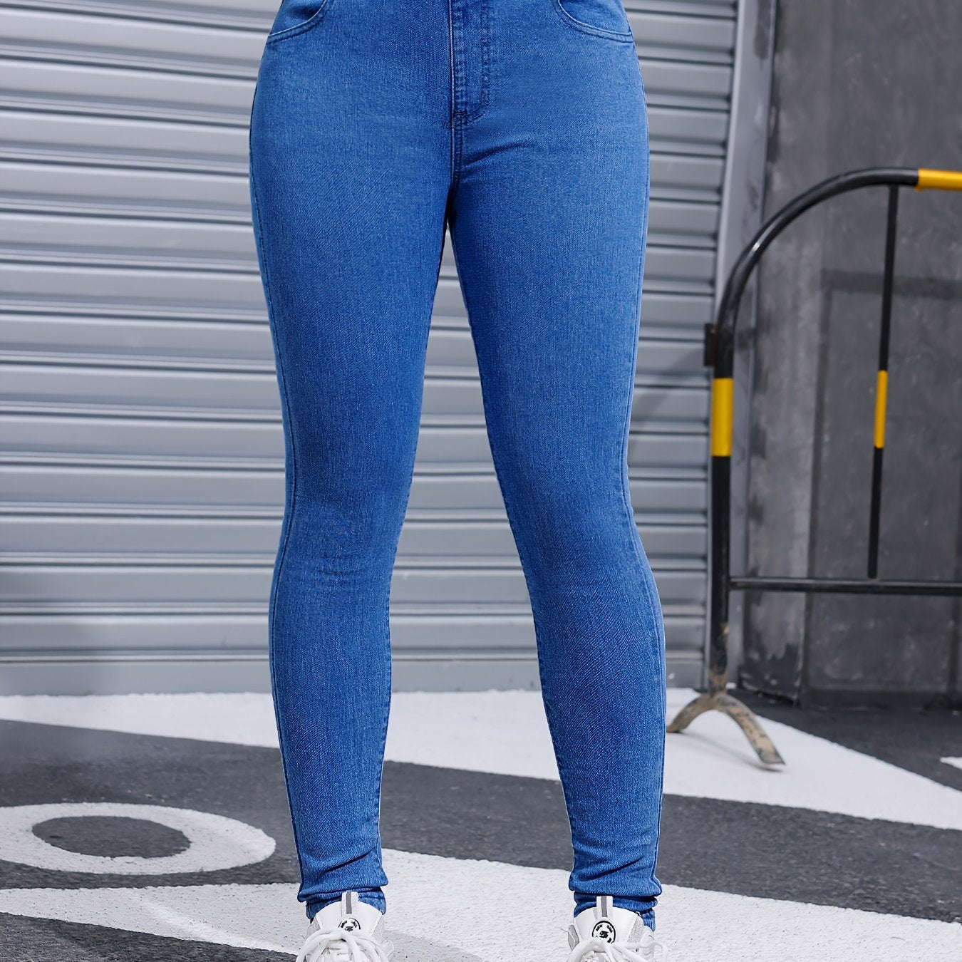 Stretchy skinny jeans for women, versatile for all seasons, in solid washed denim with polyester and elastane.