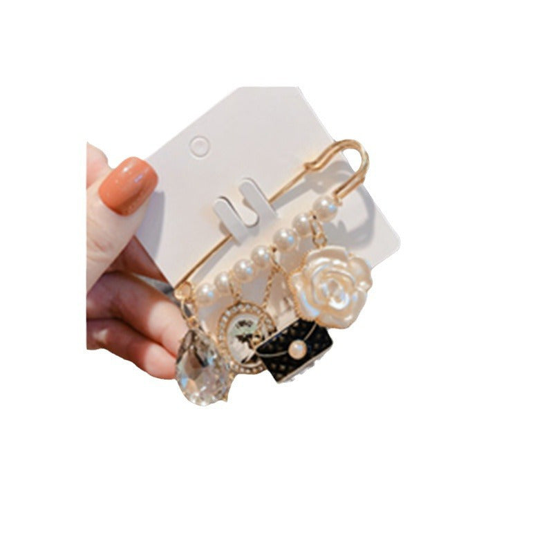 Stylish Crystal Flower Brooch Pin with Rhinestone Pendant for Women, Ideal for Parties and Weddings