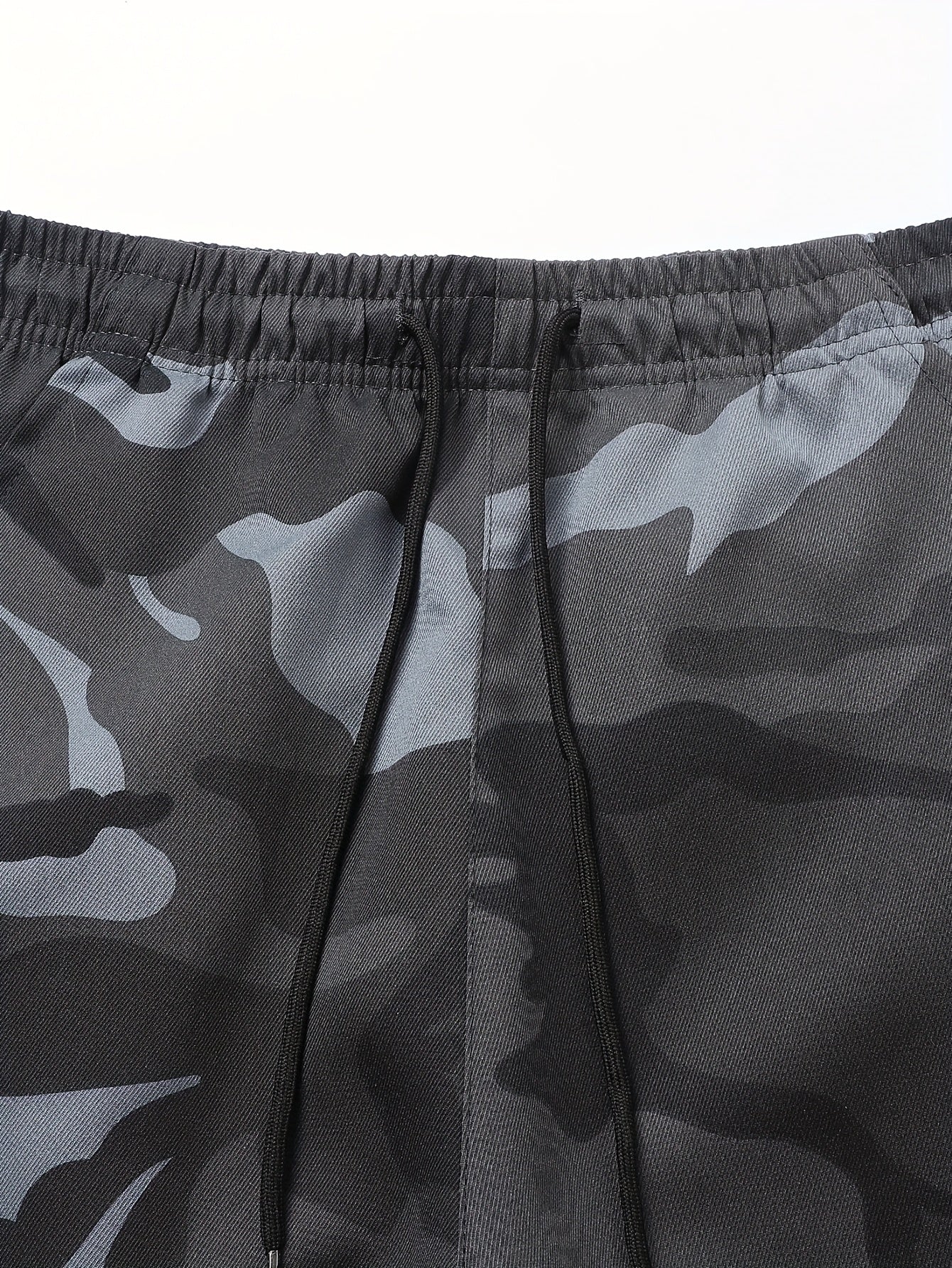 Camouflage cargo pants for men, ideal for outdoor activities in spring and autumn.