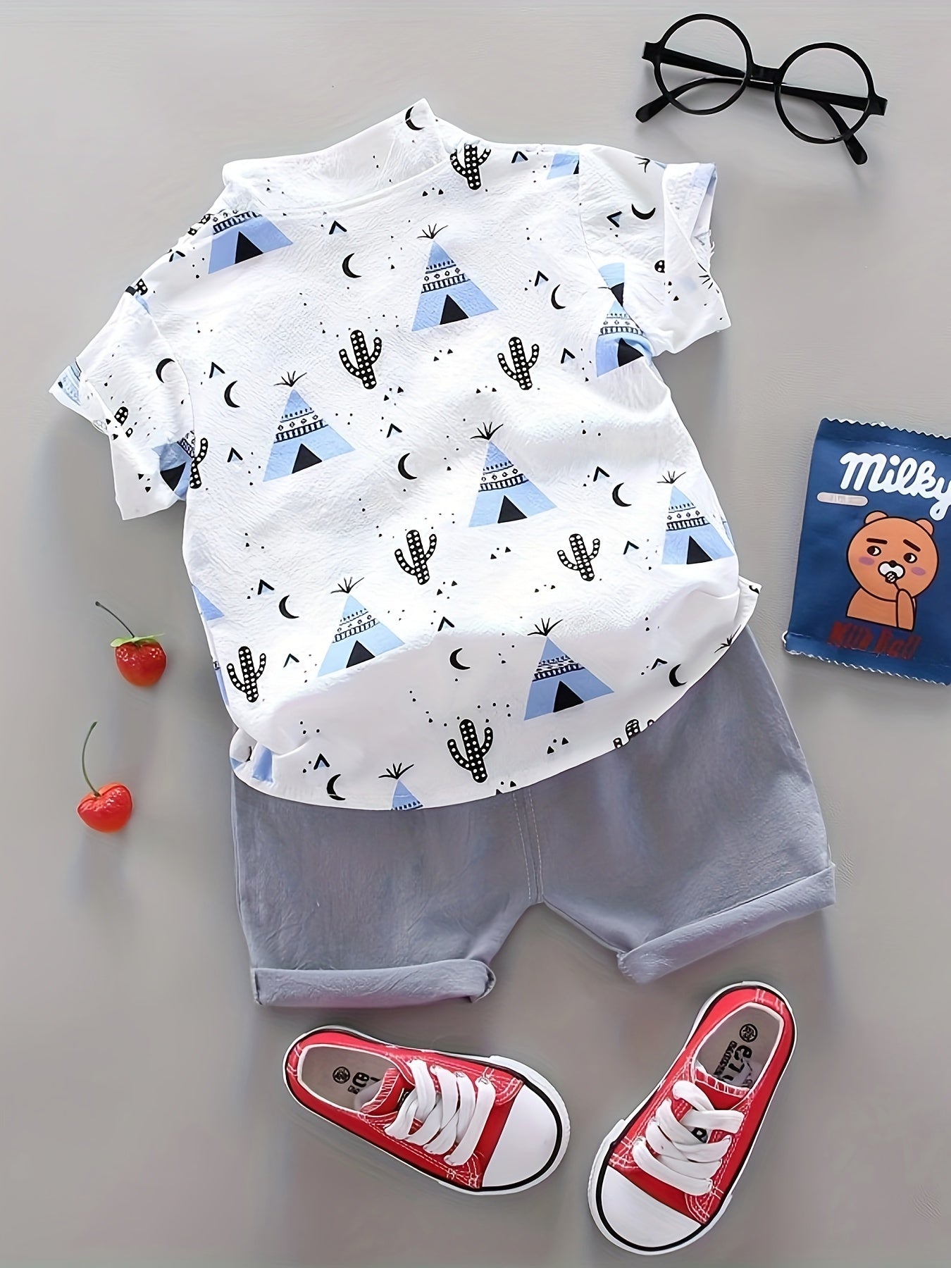 Boys' casual gentleman set with pyramid print, including standing collar button-up shirt and shorts. Comfortable and loose fit for outdoor activities.