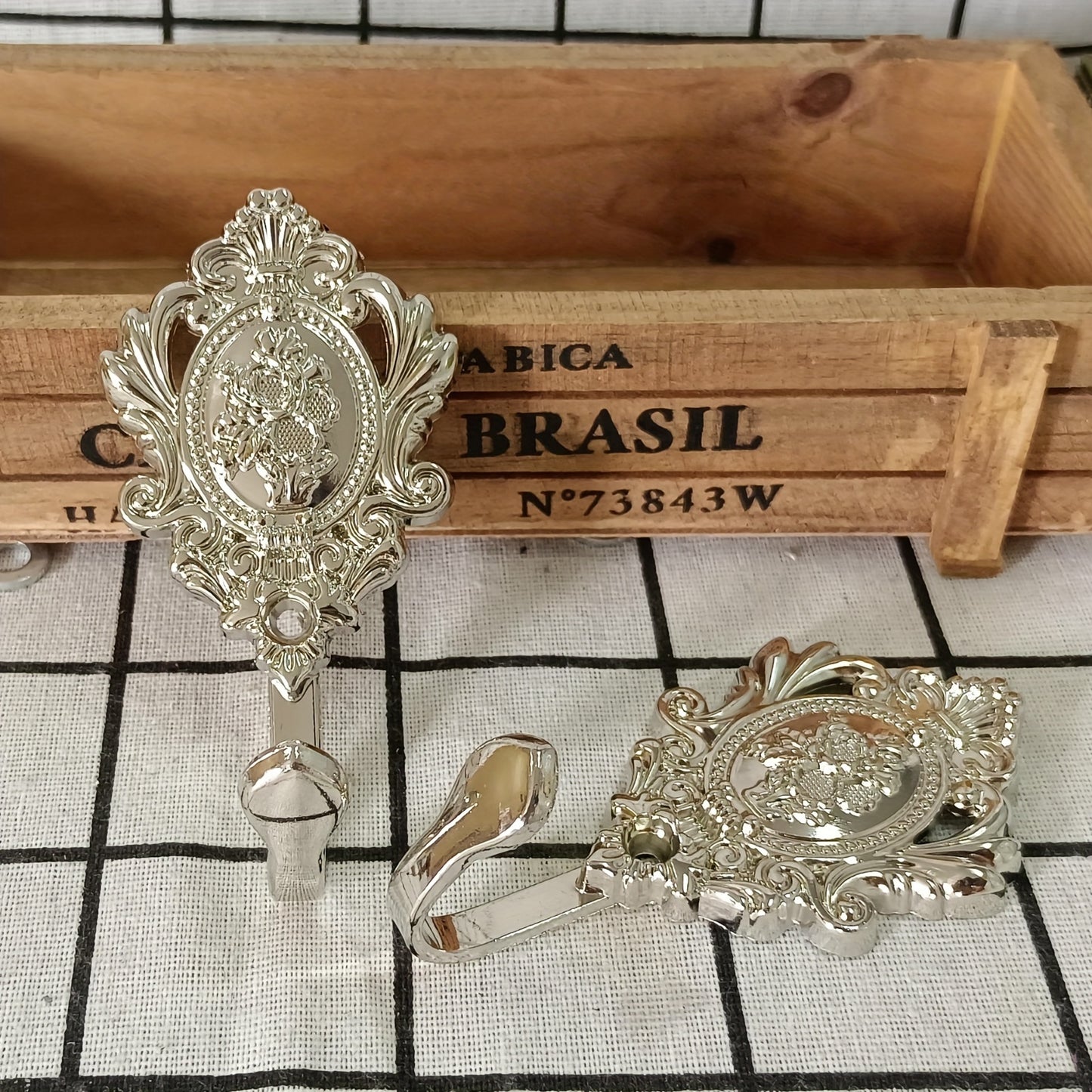 Two vintage European-style zinc alloy golden fan-shaped hooks suitable for bathroom shower curtains, doors, windows, wardrobes, and living rooms.