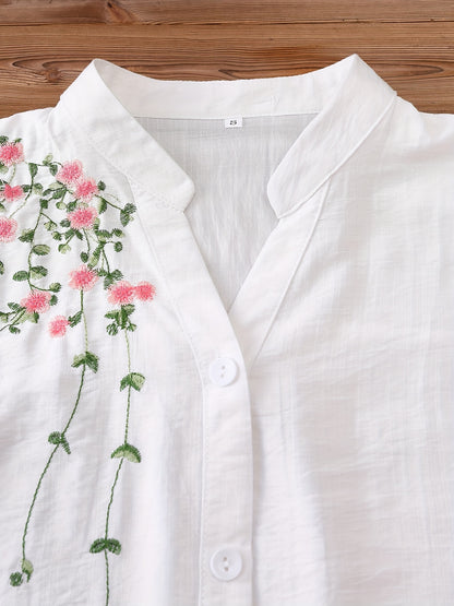 Floral embroidered women's blouse with v-neck and short sleeves, made of rayon and polyamide. Machine washable, ideal for spring and summer.