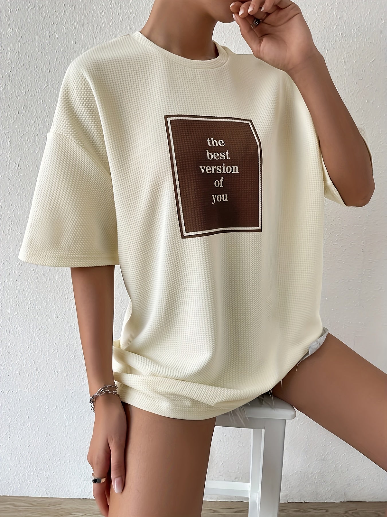 Women's casual short sleeve letter print t-shirt for spring and summer.