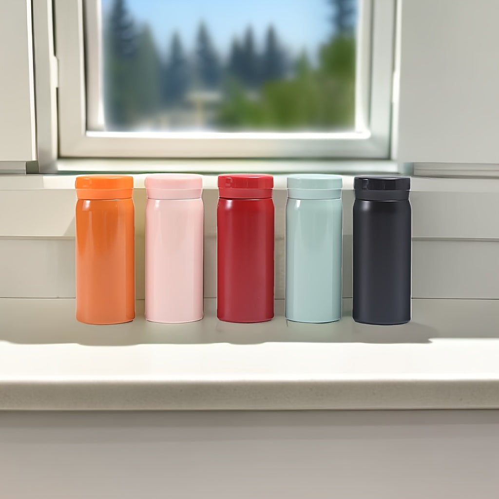 One mini vacuum flask, 200ml/6.76oz in size, perfect for keeping beverages hot or cold on the go. Ideal for both summer and winter, this insulated water bottle is a great gift for anyone who enjoys their drinks at the perfect temperature.