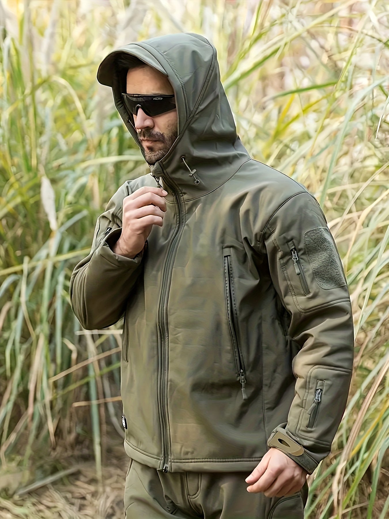 Men's outdoor thermal outfit with softshell jacket and cargo pants, ideal for outdoor activities.