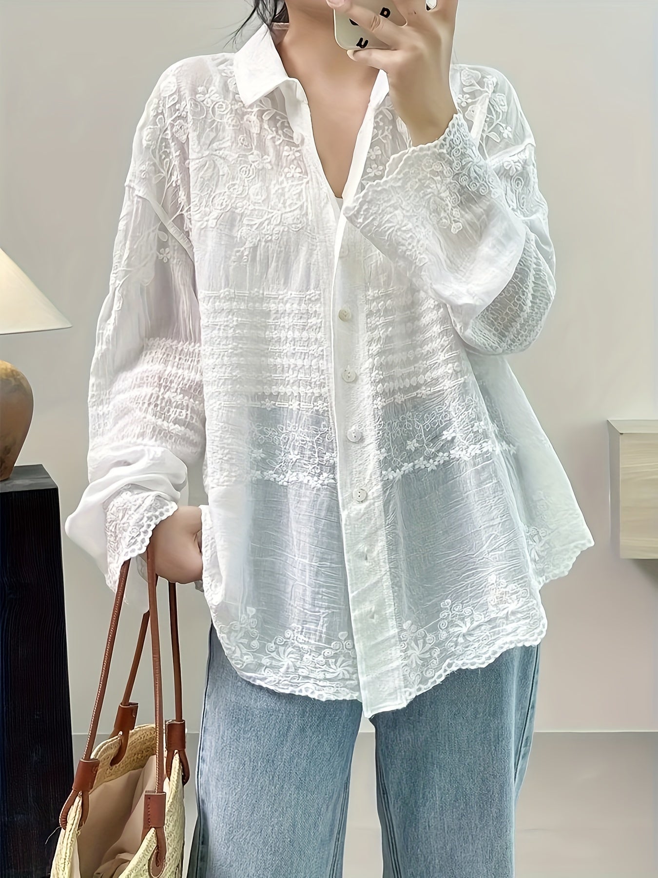 French vintage-inspired long sleeve crochet blouse for women, versatile for spring and fall.按钮式白色透明蕾丝细节上衣，搭配宽松休闲设计。