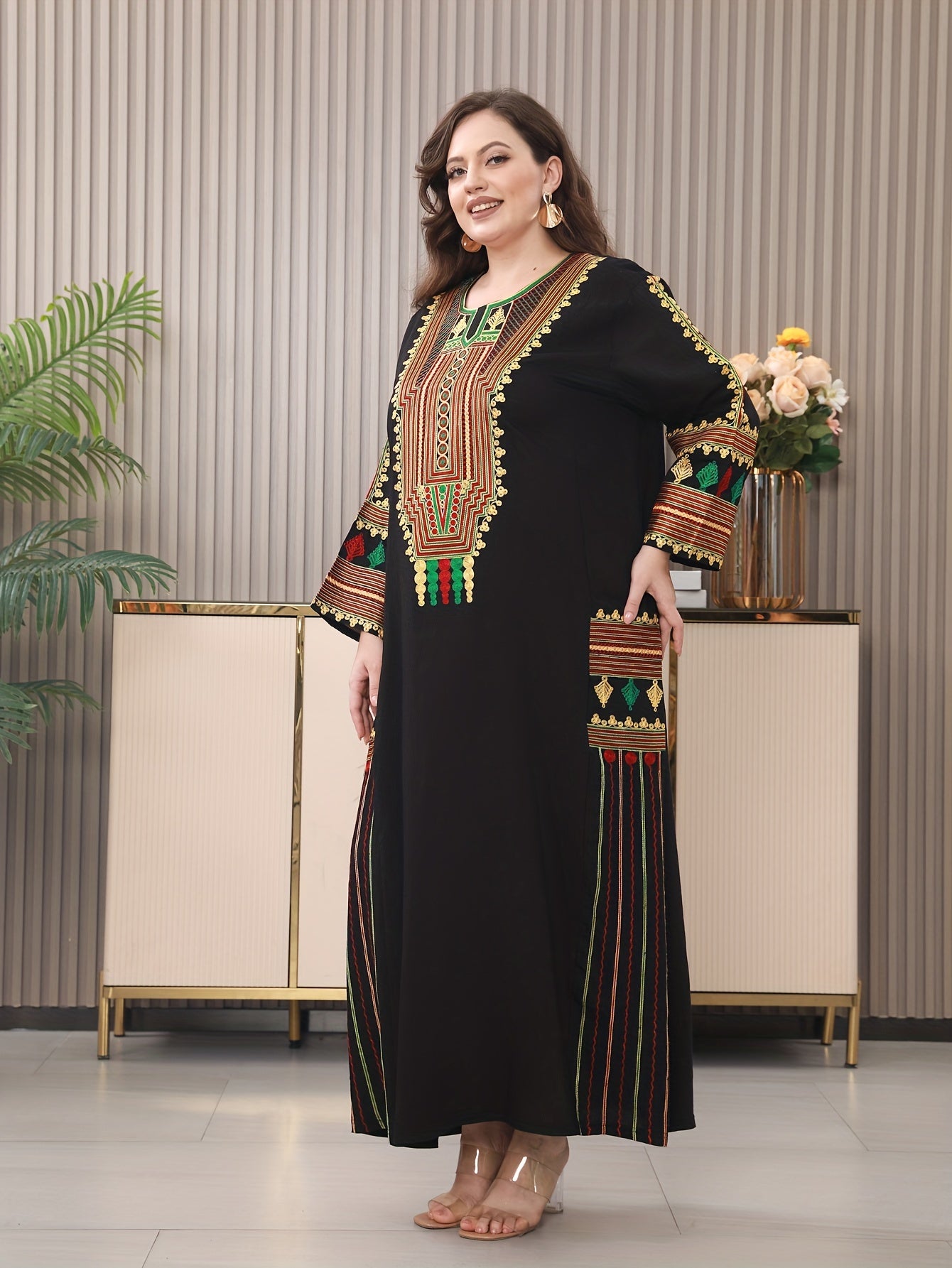 Elegant Plus Size Middle Eastern Kaftan with Regular Sleeves and Traditional Embroidery, Loose Fit Summer Turkish Robe for Mature Occasions.