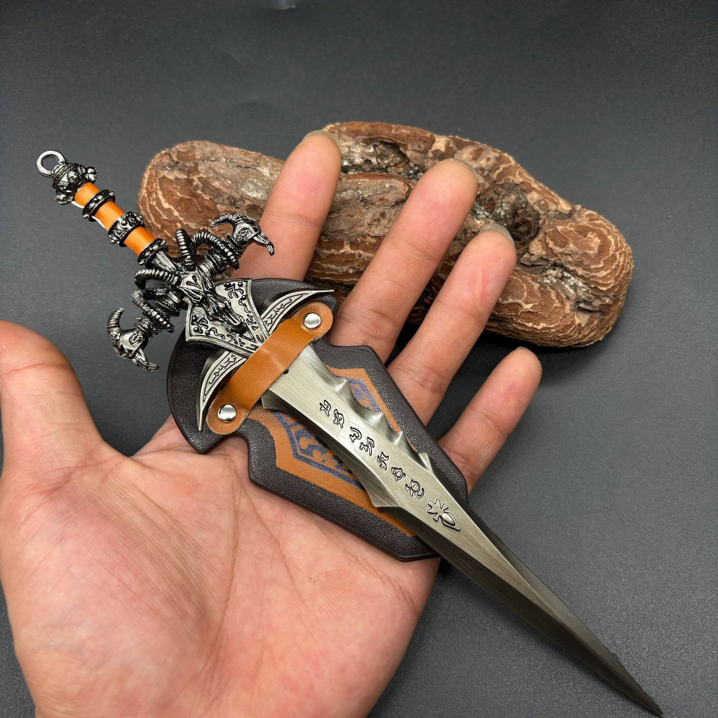 Metal Sword Keychain with Retro Design and Faux Leather Detail - Ideal Present for Gaming Enthusiasts and Collectors, Made from Zinc Alloy