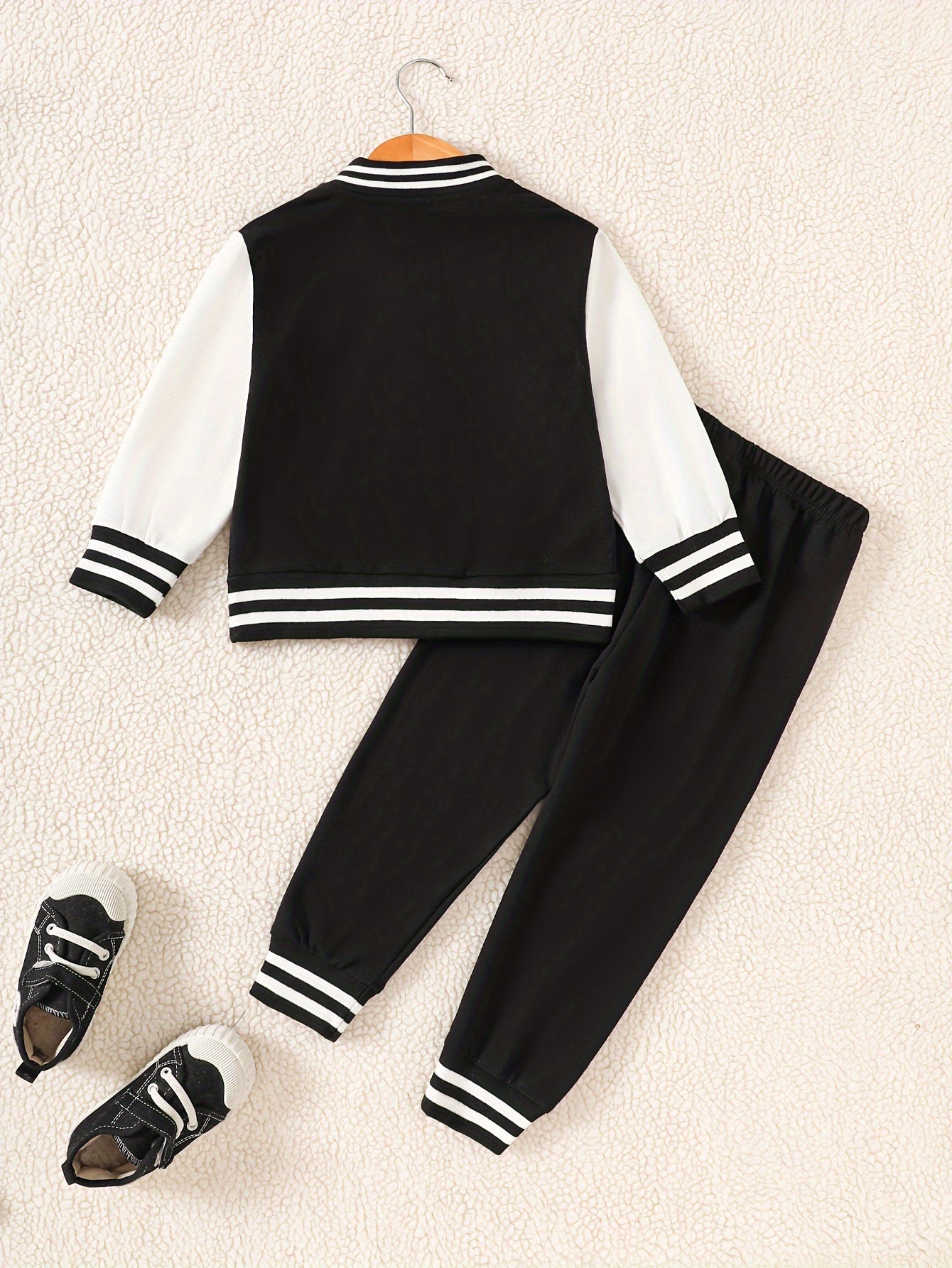 Boys' Matching fall/winter baseball suit in polyester knit, Alphabet print, Regular fit with button detail, for outdoor wear.