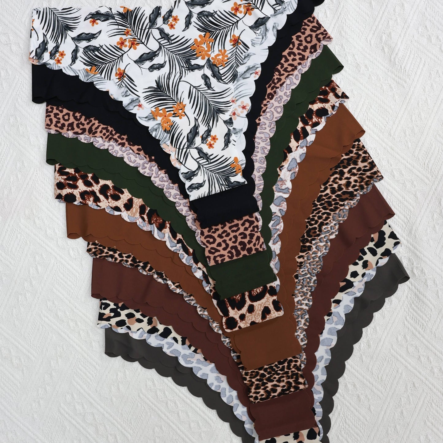 10 seamless women's briefs in a nylon/elastane blend, featuring sexy scalloped edges and unique prints (leopard, zebra, camo) and solid colors. Breathable, comfortable, mid-rise and hand