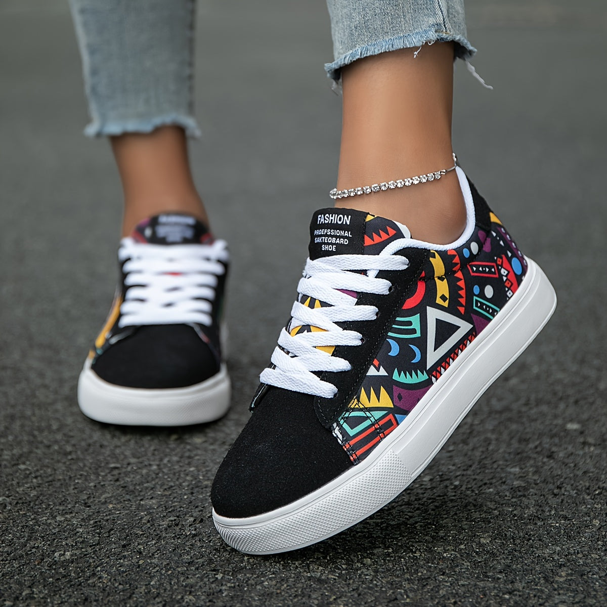 Geometric pattern casual skate shoes for women, versatile, lightweight, anti-slip, for outdoor sports and daily wear.