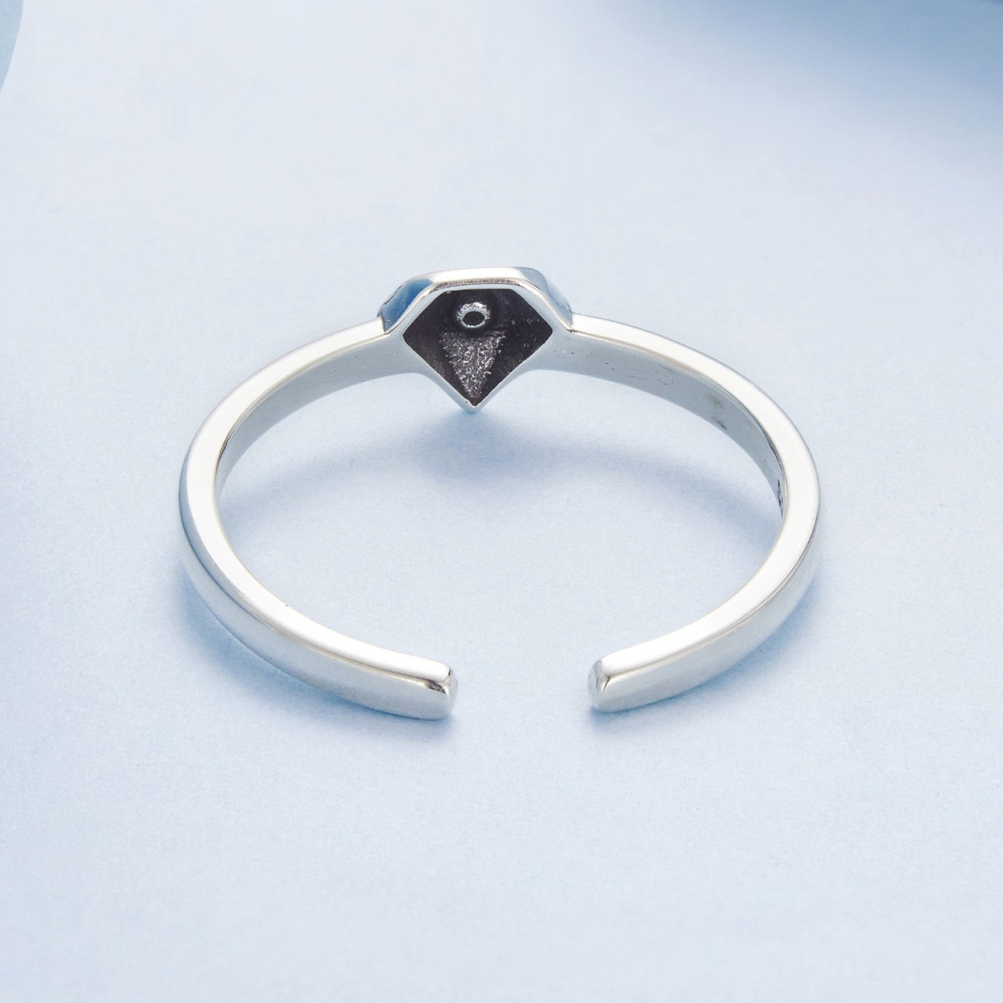 A stunning adjustable open ring for women featuring classic simple style, made from 2.6g of high-quality S925 sterling silver with a beautiful cubic zirconia accent. Perfect for both daily wear and special occasions, this elegant piece makes a wonderful