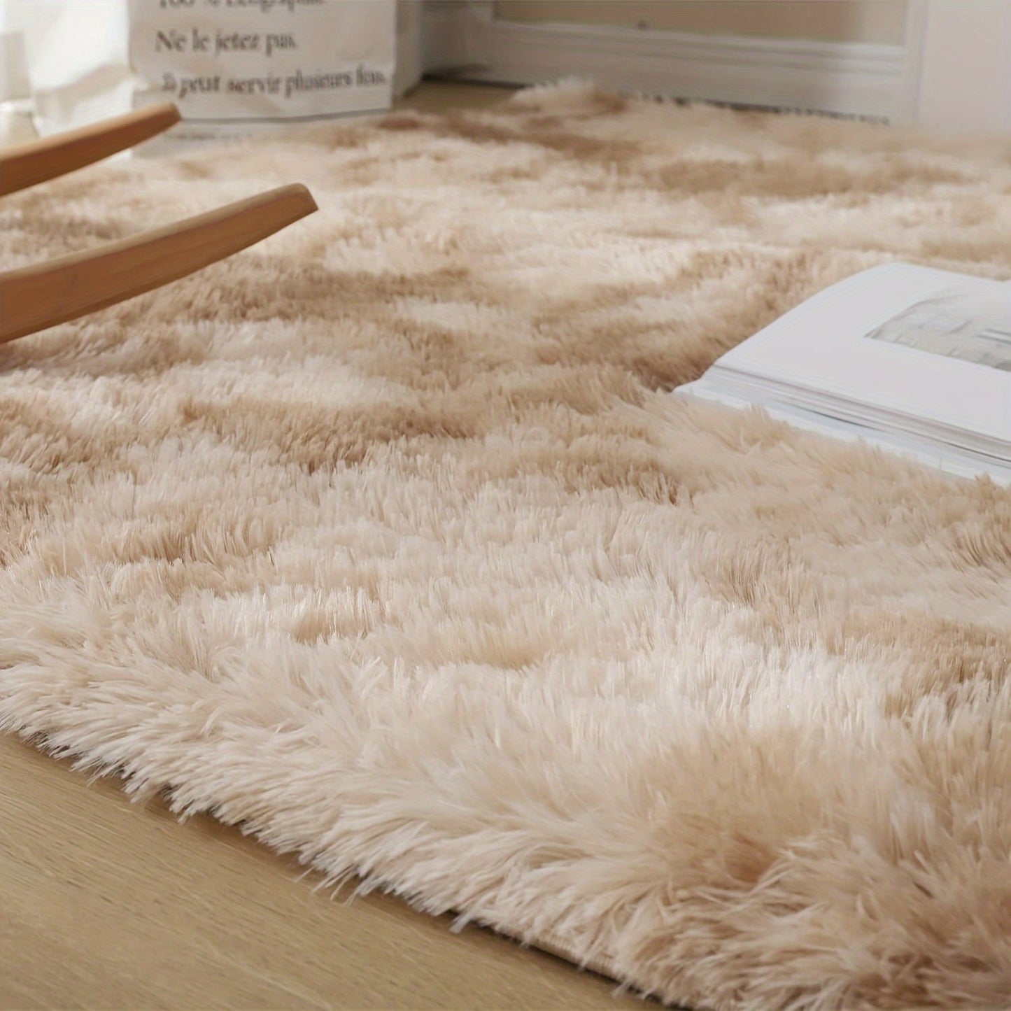 Soft shaggy area mat with a tie-dye design, made with 260g polyester and a 0.6cm thick sponge base. Features a 21 density for added comfort. Machine washable and suitable for indoor use in living rooms, bedrooms, game rooms, and dorms. This Nordic style