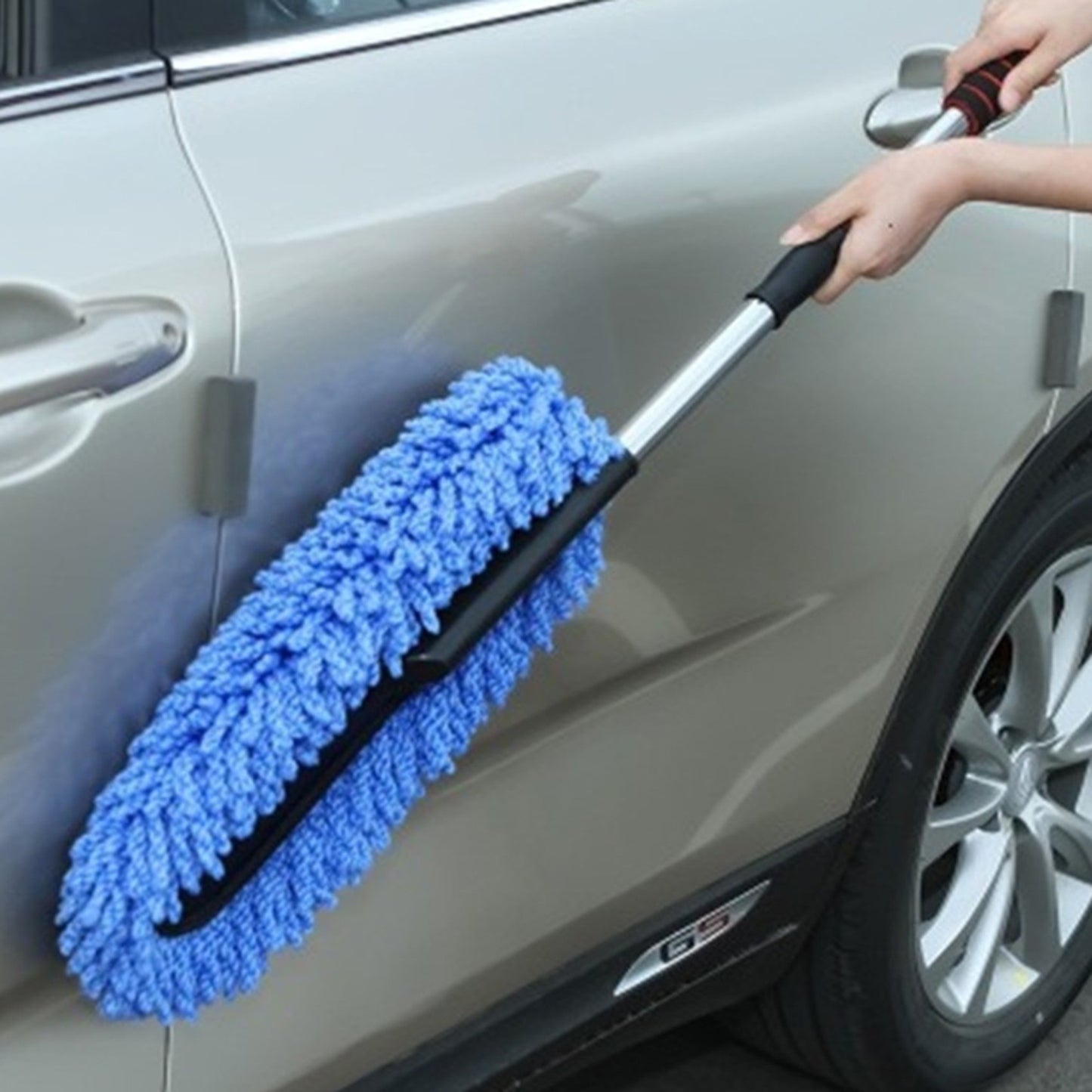 Extendable car wash mop with detachable microfiber pads for dusting and waxing, with stainless steel handle, ideal for reaching tight spaces.