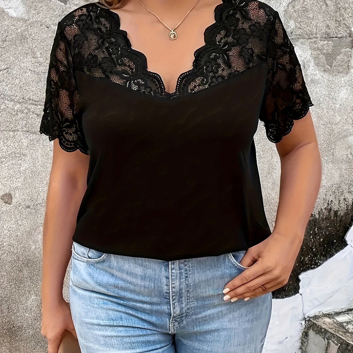 Scallop trim V neck short sleeve T-shirt with lace stitching for plus size women.