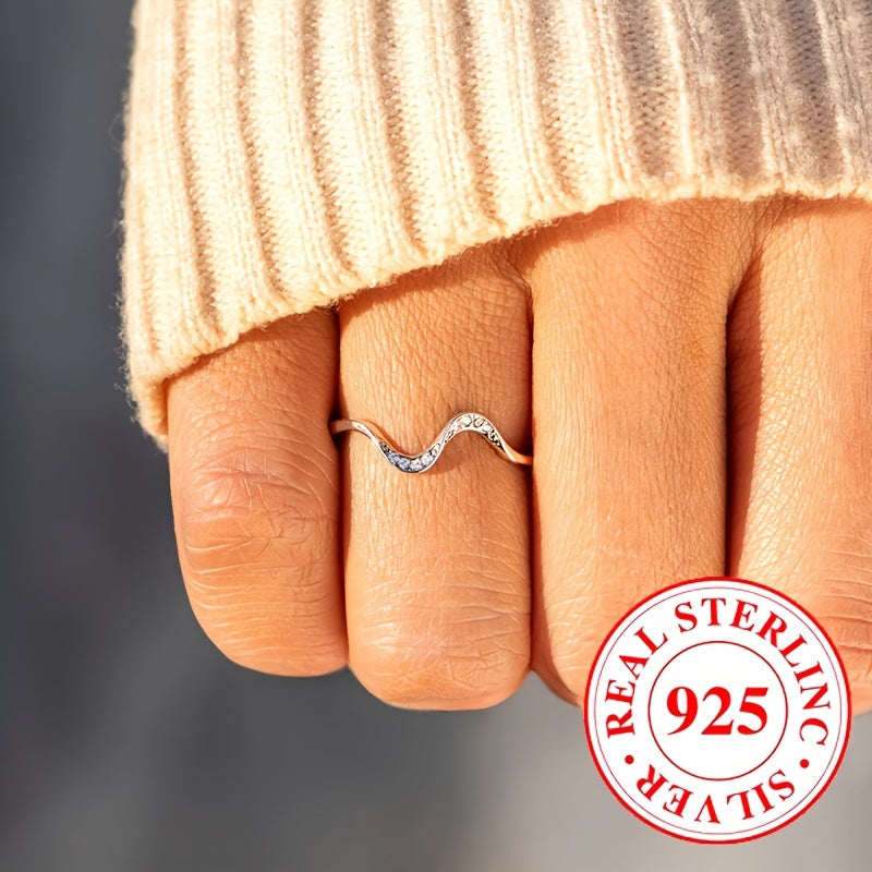 A sophisticated wave pattern wedding ring for women made of 1.5 grams of high-quality 925 sterling silver. This stunning piece is adorned with zirconia stones arranged in geometric lines, making it a luxurious choice for a proposal, engagement, or