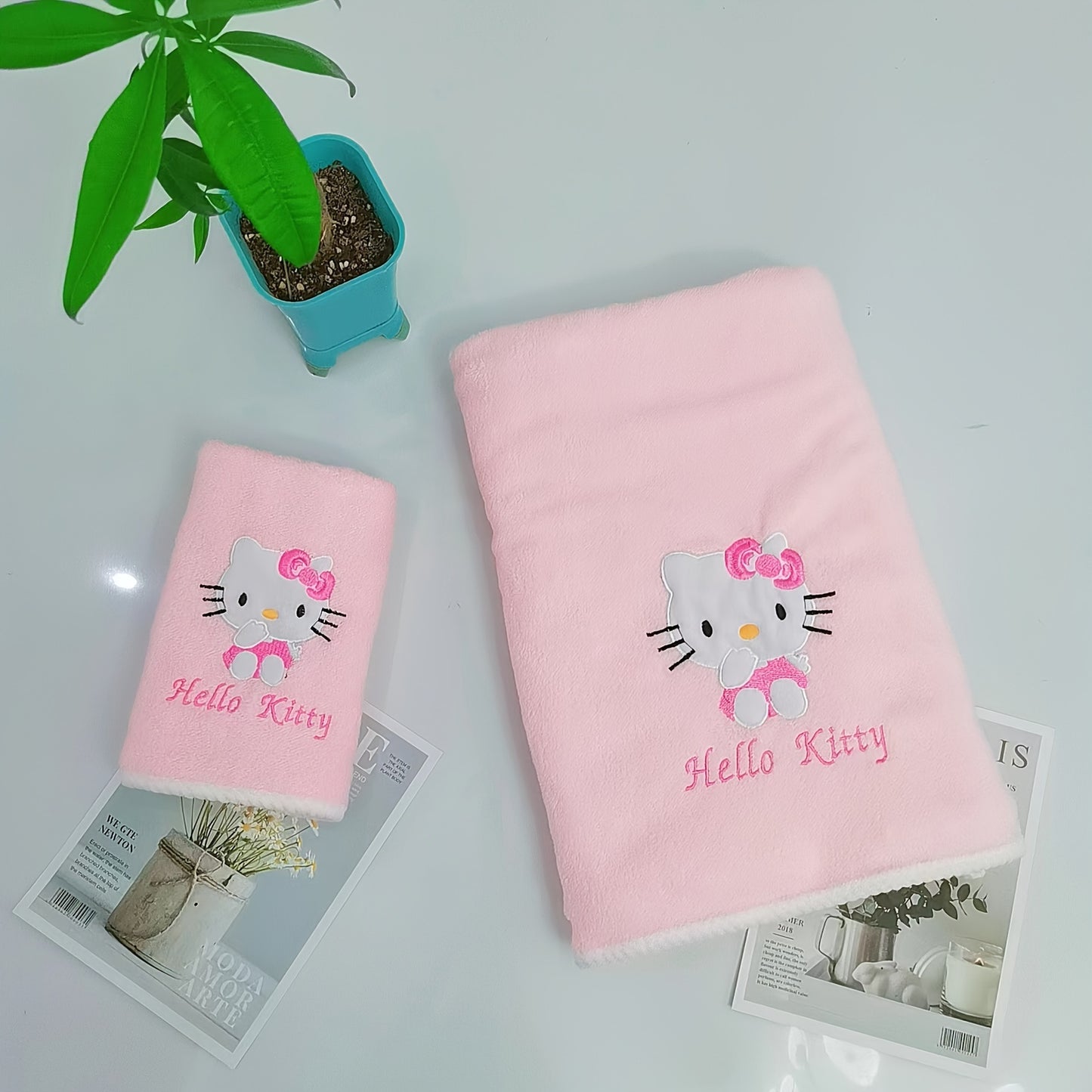 Sanrio Hello Kitty bath towel set for girls is absorbent, quick-drying, and perfect for student dormitories. Made of coral fleece, this set is designed by Sanrio.