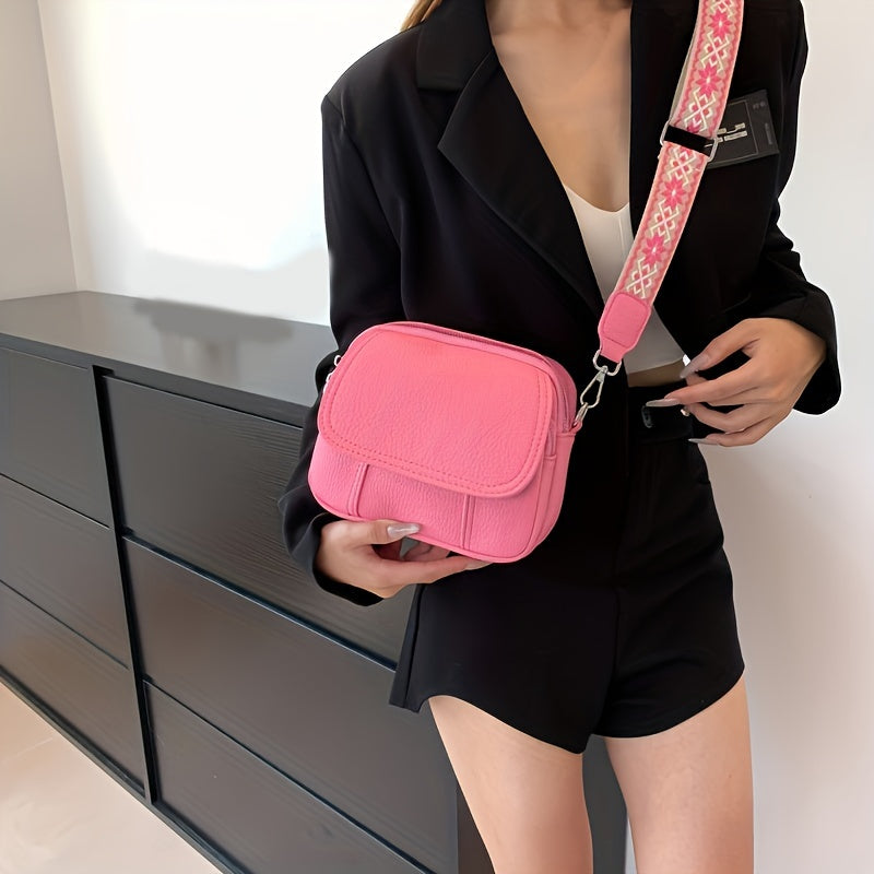 Square crossbody bag with wide strap and zipper, in solid color