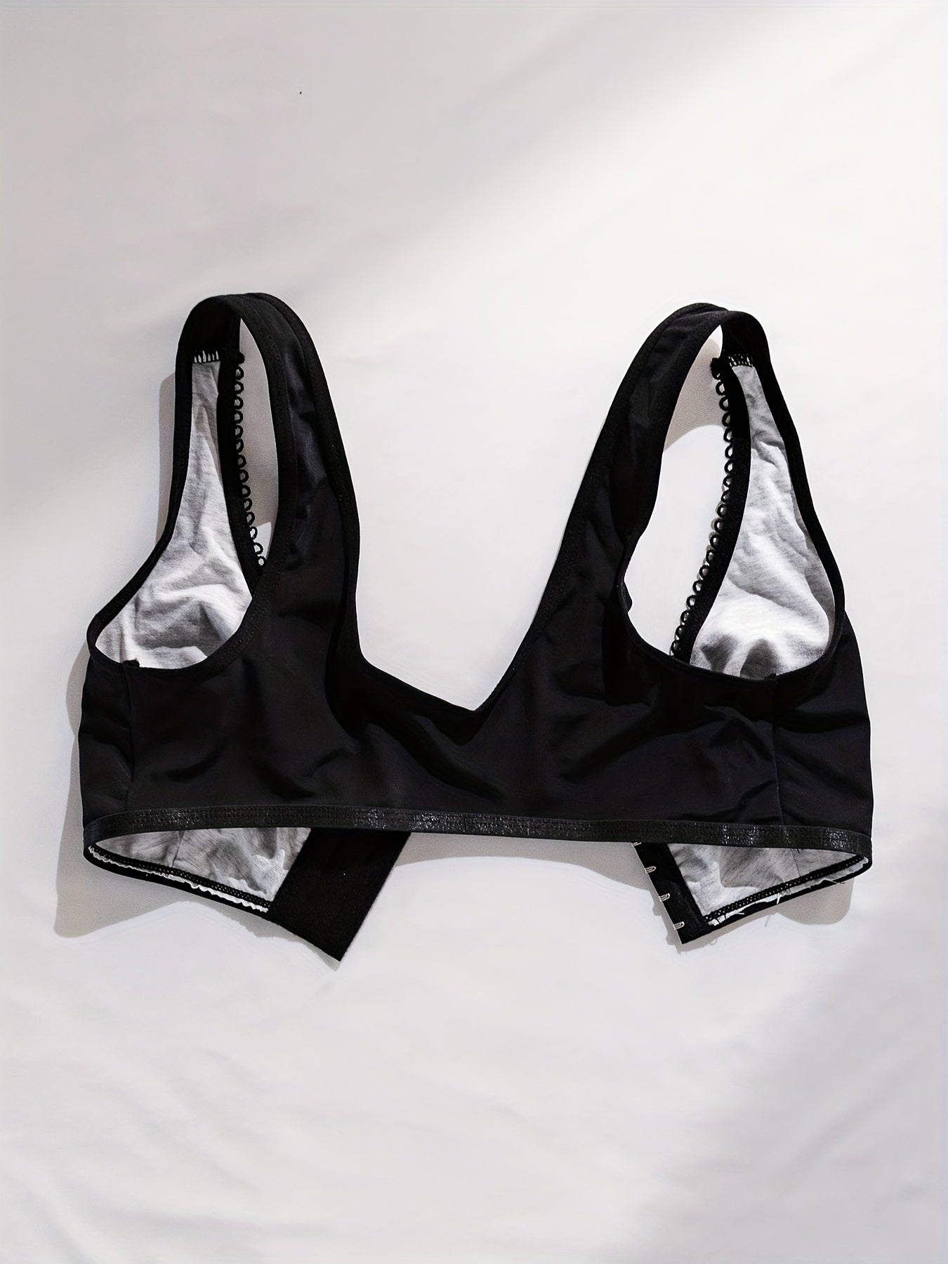 Solid front closure wireless tank bra with push-up support, sexy and comfortable lingerie for women.