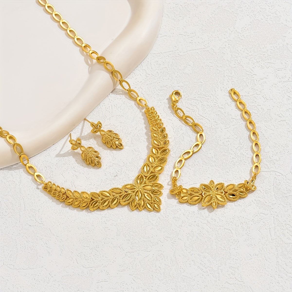 New arrivals for Ramadan in the Middle Eastern region: a stylish three-piece set including a necklace, earrings, and bracelet. This exquisite wedding jewelry is perfect for brides looking for a fashionable, elegant, and luxurious touch to their evening