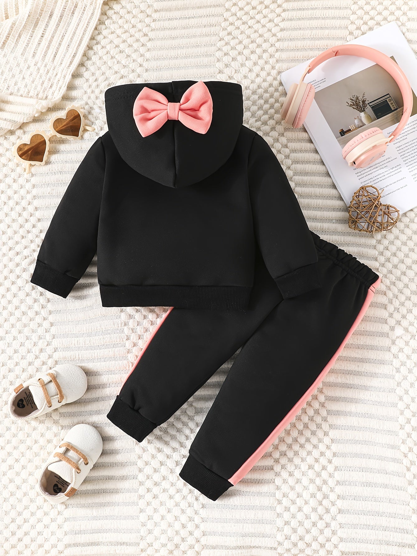 Two-piece baby girl casual fashion sports outfit with hooded sweatshirt and bow trousers for outdoor activities in spring and autumn.