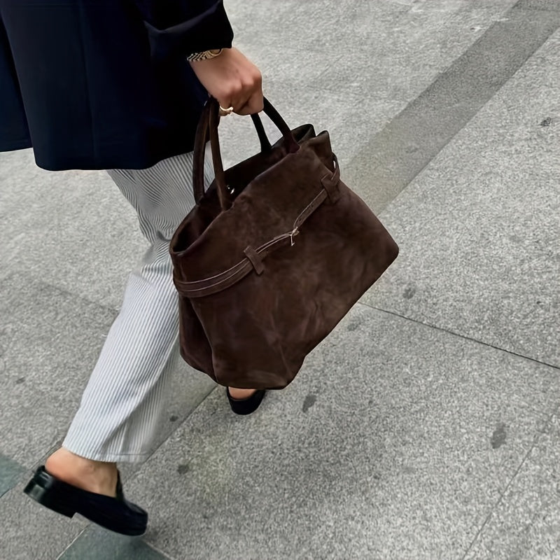 Vintage-style large capacity suede handbag with fixed shoulder straps and buckle closure, suitable for daily commute, dates, and travel.