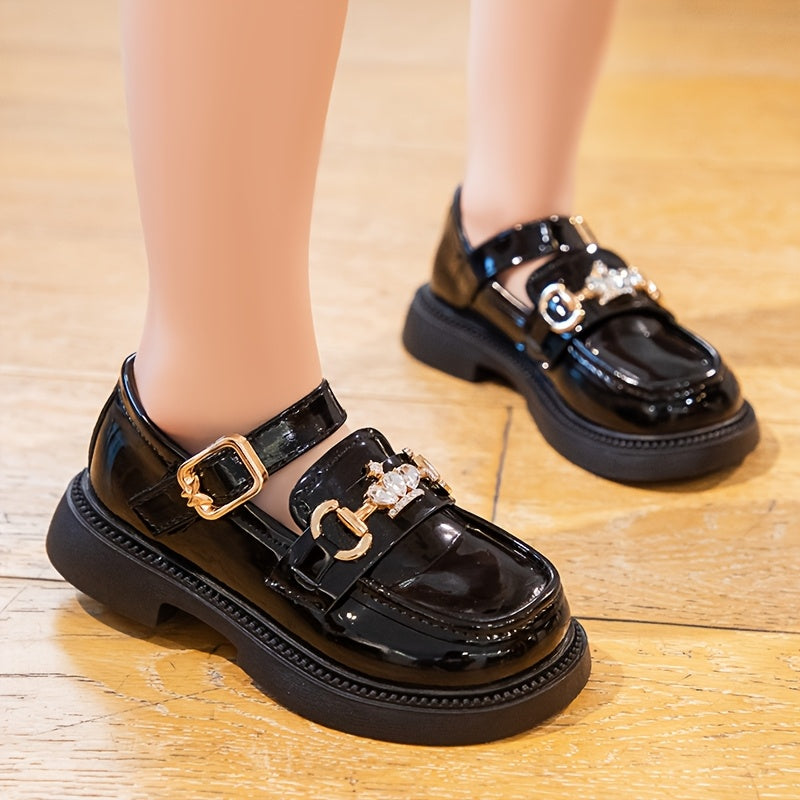 Cute Mary Jane flats for girls with heart design, lightweight and comfortable, suitable for all seasons. Features magic tape closure and comes in white or black with metallic buckles.