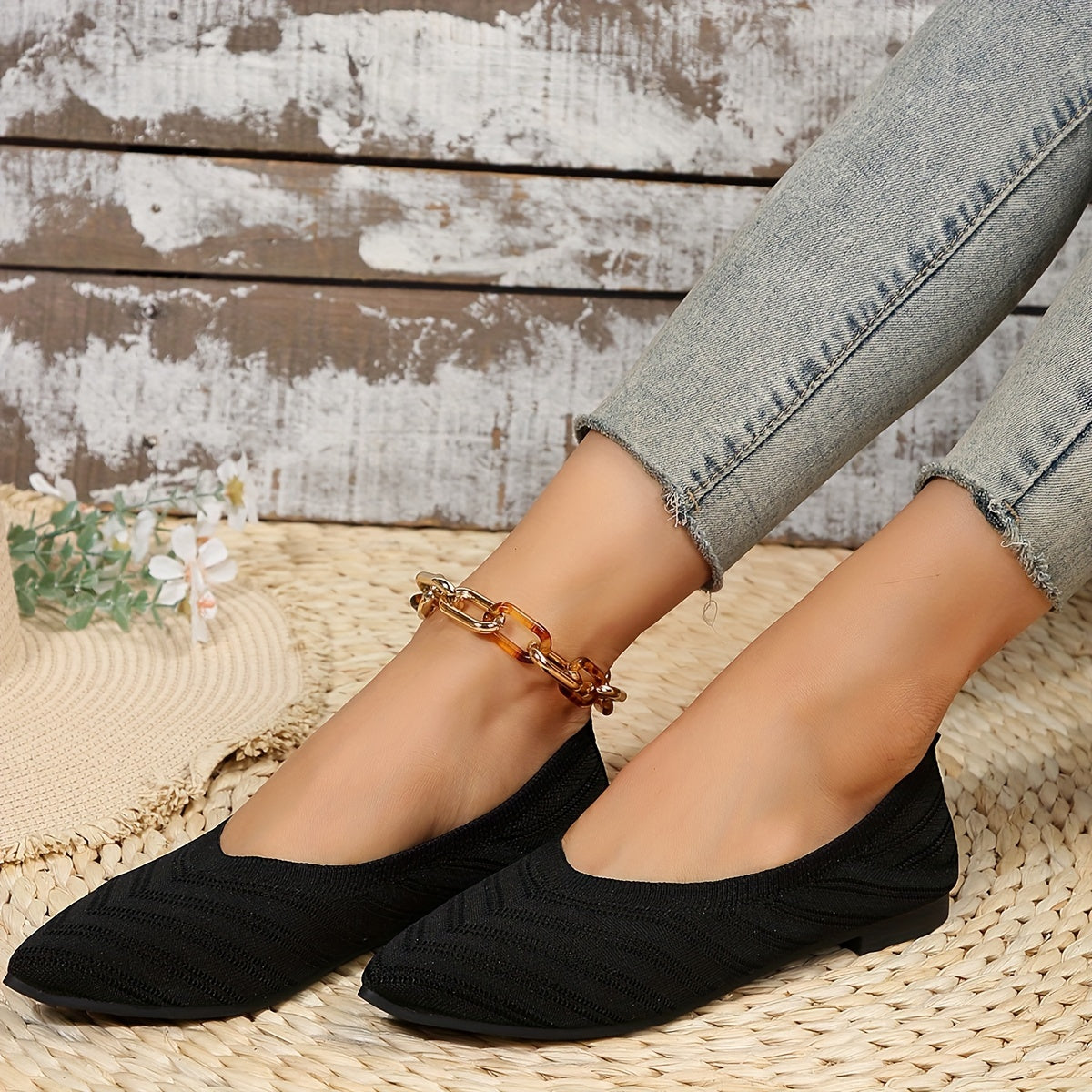 Knitted slip-on ballet flats with pointed toes for women.