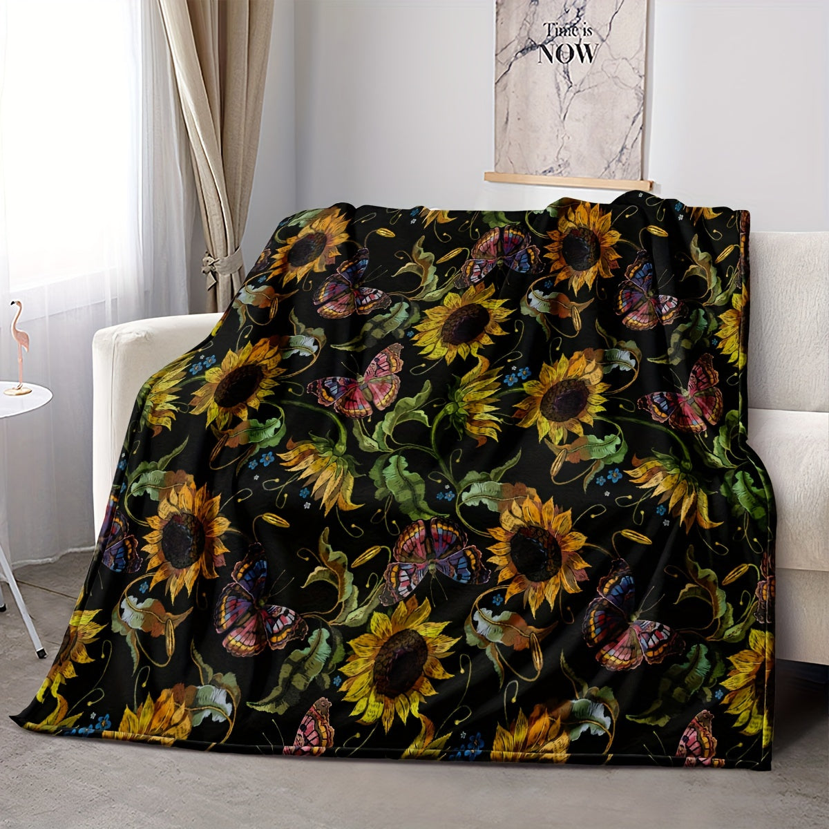 One piece of a Sunflower Throw Blanket made of soft and warm fleece, featuring an all-season floral pattern. This multi-use blanket is a perfect gift for use on the sofa, in the office, on the bed, or while camping. It is crafted from 250-300g superfine