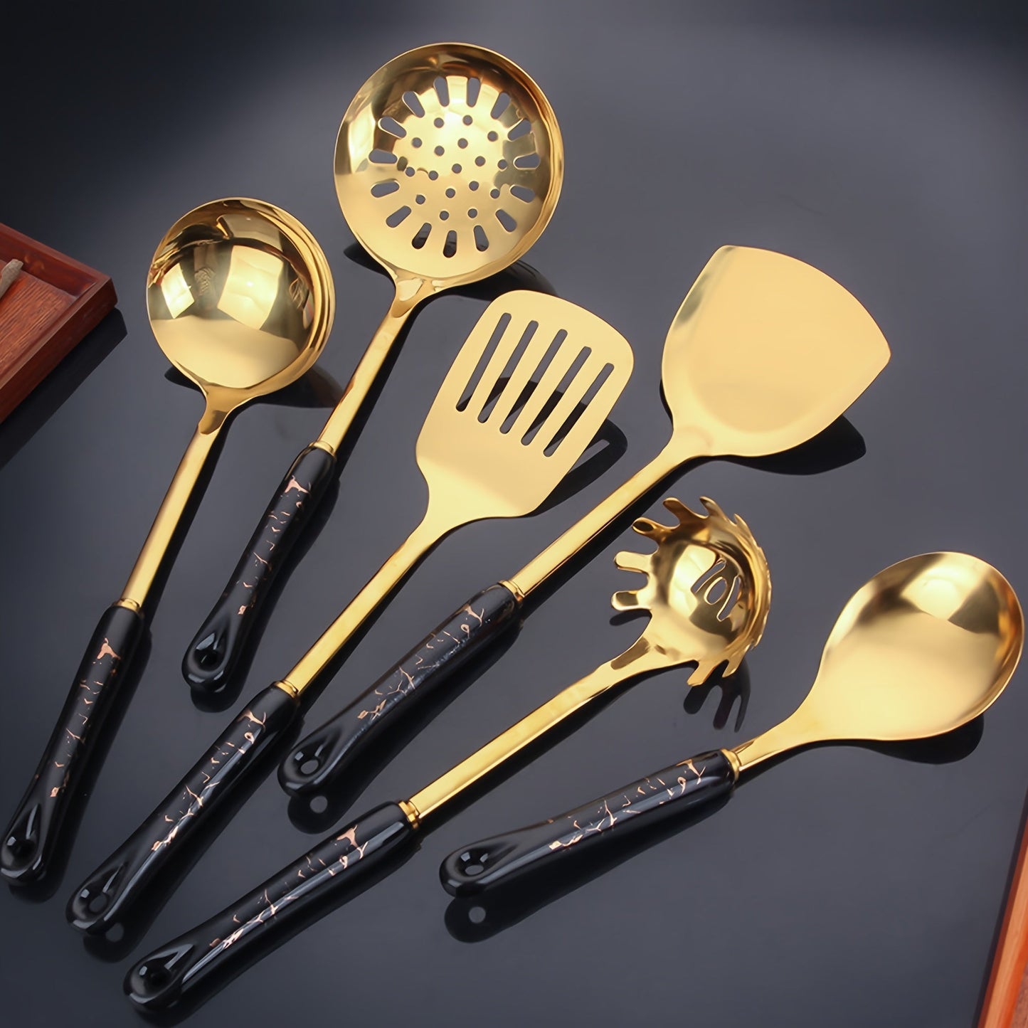 This luxurious Nordic kitchen utensil set includes 7 pieces, each made of stainless steel with elegant ceramic handles. The set includes a spatula, ladle, soup spoon, and more, making it the perfect gift for Christmas, Valentine's Day, or Thanksgiving.