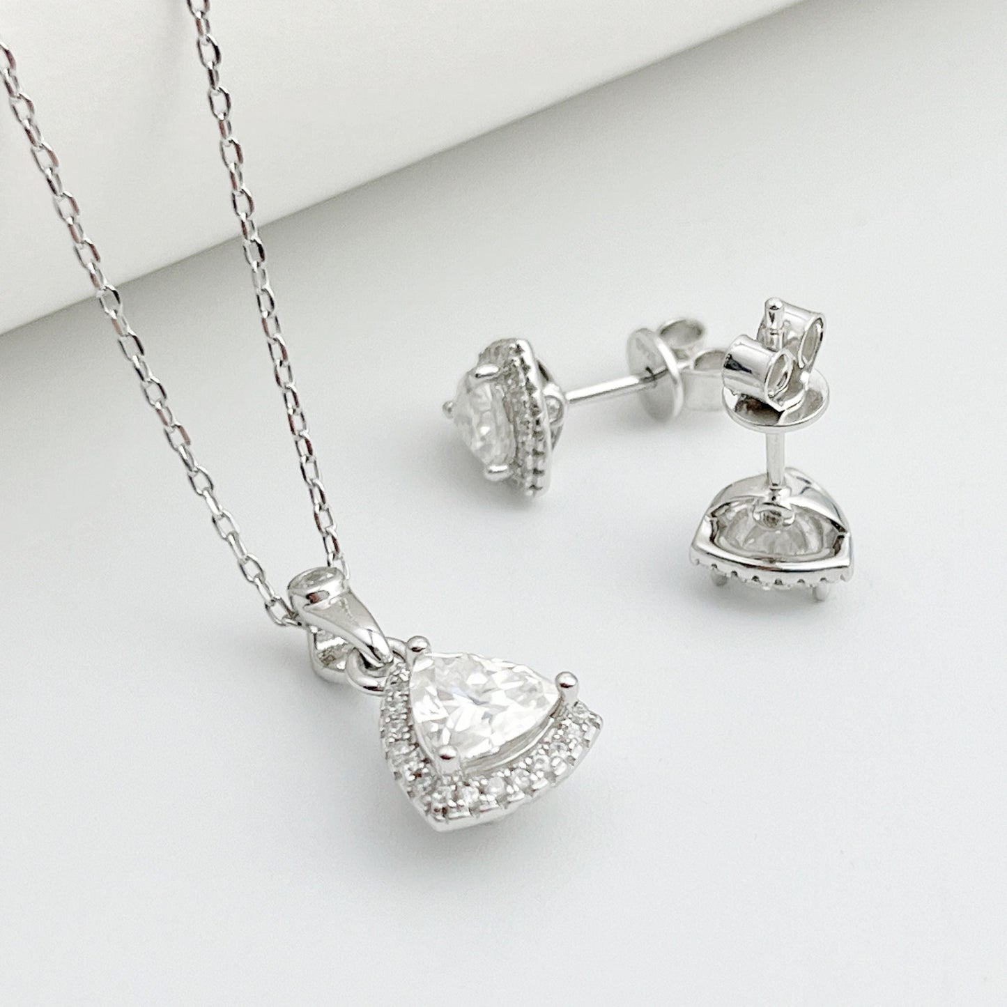 1 piece of S925 Silvery moissanite jewelry set featuring a 1.0CT moissanite necklace and two 0.5CT moissanite earrings. This fashionable and luxurious jewelry set makes for the perfect gift for anniversaries, weddings, birthdays, Halloween, Christmas, or