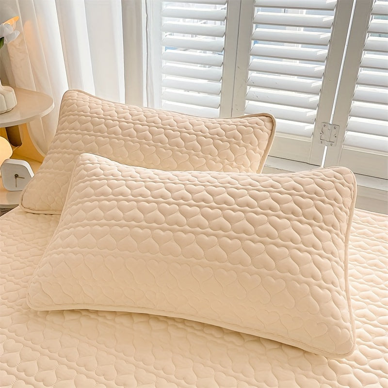 Two quilted pillowcases with waterproof lining, designed to be thick, oil-resistant, and machine washable in a stylish white and light gray color. Featuring an envelope closure, these pillowcases measure 48.26x76.2 cm and are perfect for home, hotel, or