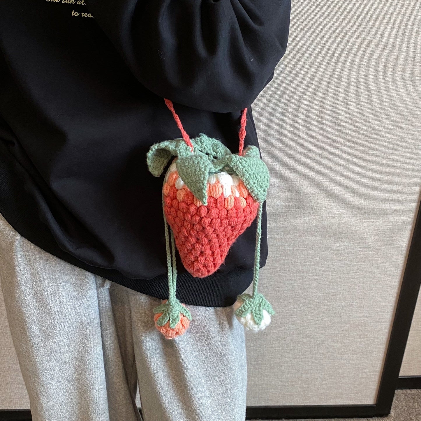 Handmade Strawberries Shoulder Bag, Fashionable Single Strap Bag with Braided Yarn Detail, Trendy and Creative Design in Yellow Yunying Special Collection, Cute and Stylish Women's Bag with Hooked Yarn Strawberries, No Lining, Finished and Ready to Carry.