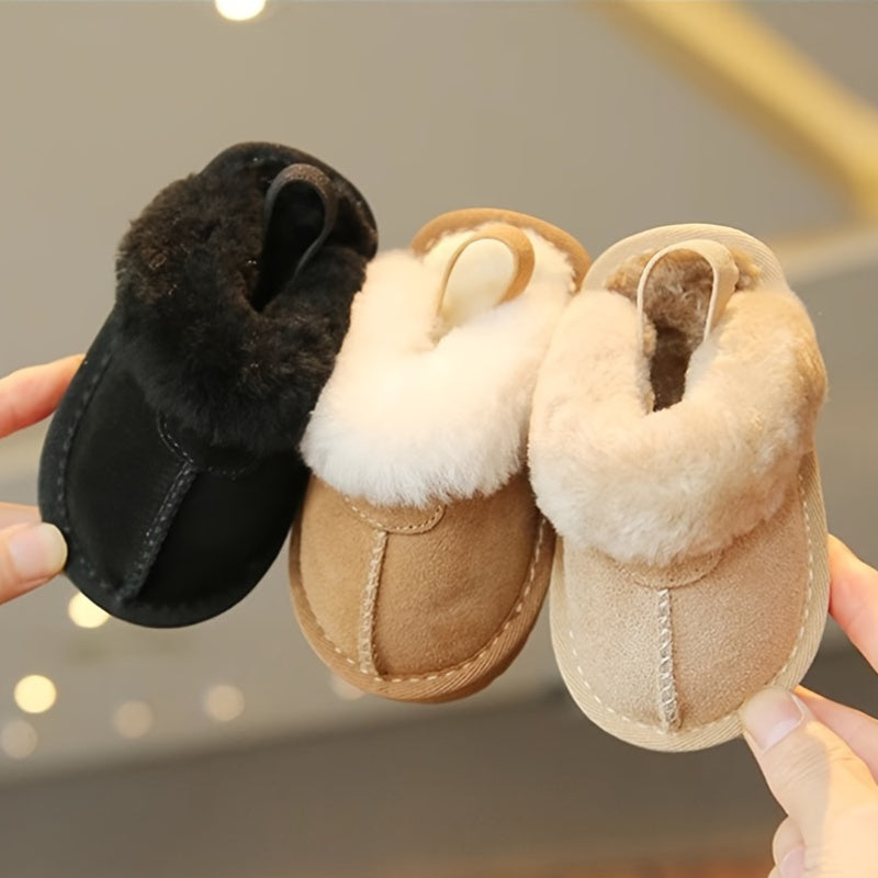 Adorable baby slippers, from 0-18 months, with plush lining for warmth and soft soles for comfort. Perfect for autumn, indoor leisure, and early walking.