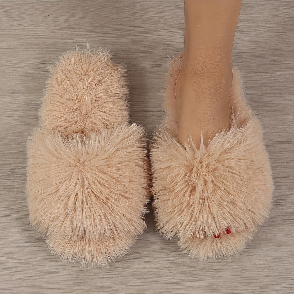 All-season plush slippers for women, featuring a cozy and stylish minimalist design.