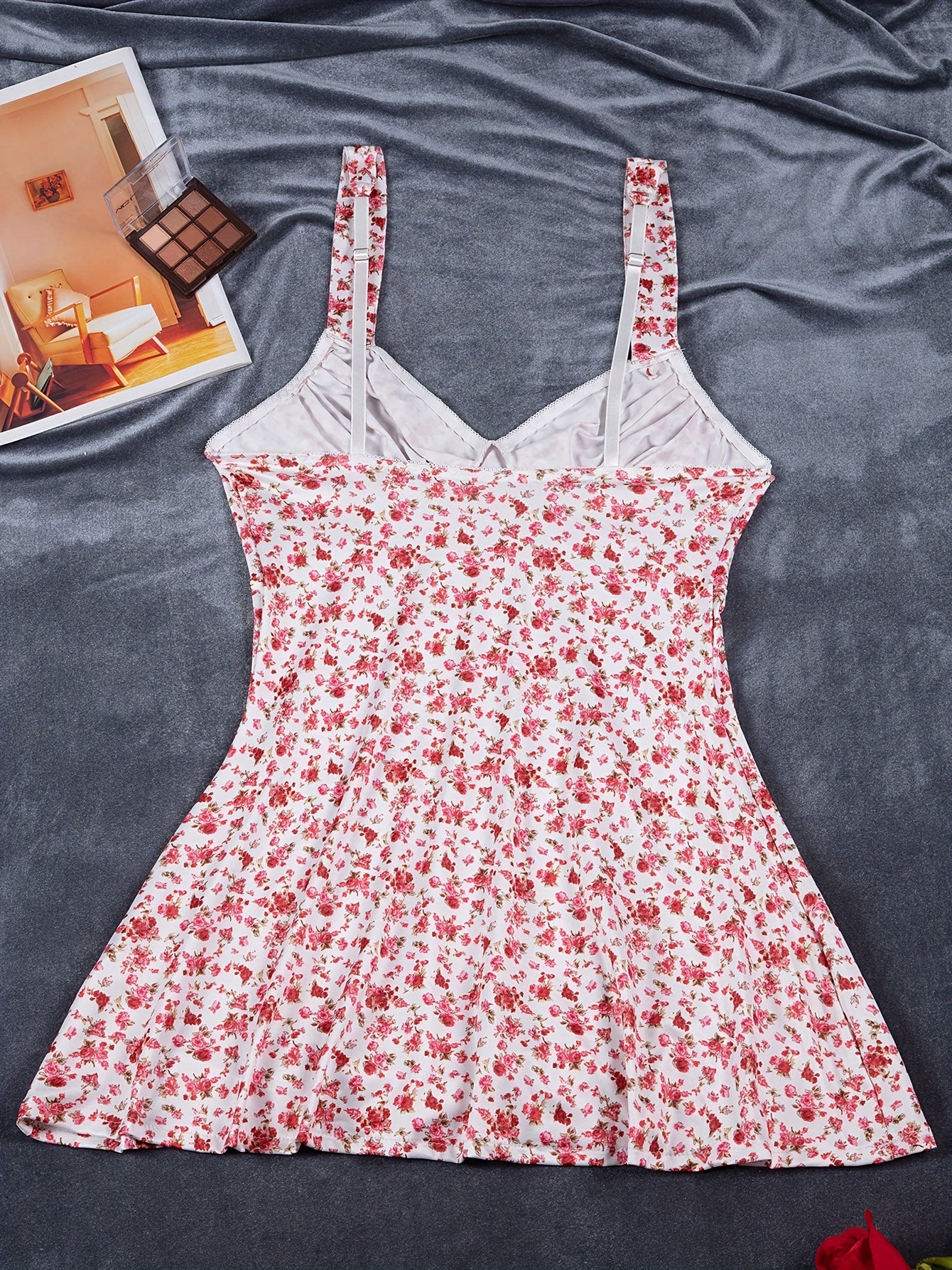 Sexy floral babydoll sleepwear for women, made of 95% polyester and 5% elastane with medium support and scallop detail.Constructed from woven fabric weighing 180 gsm, this outfit does not