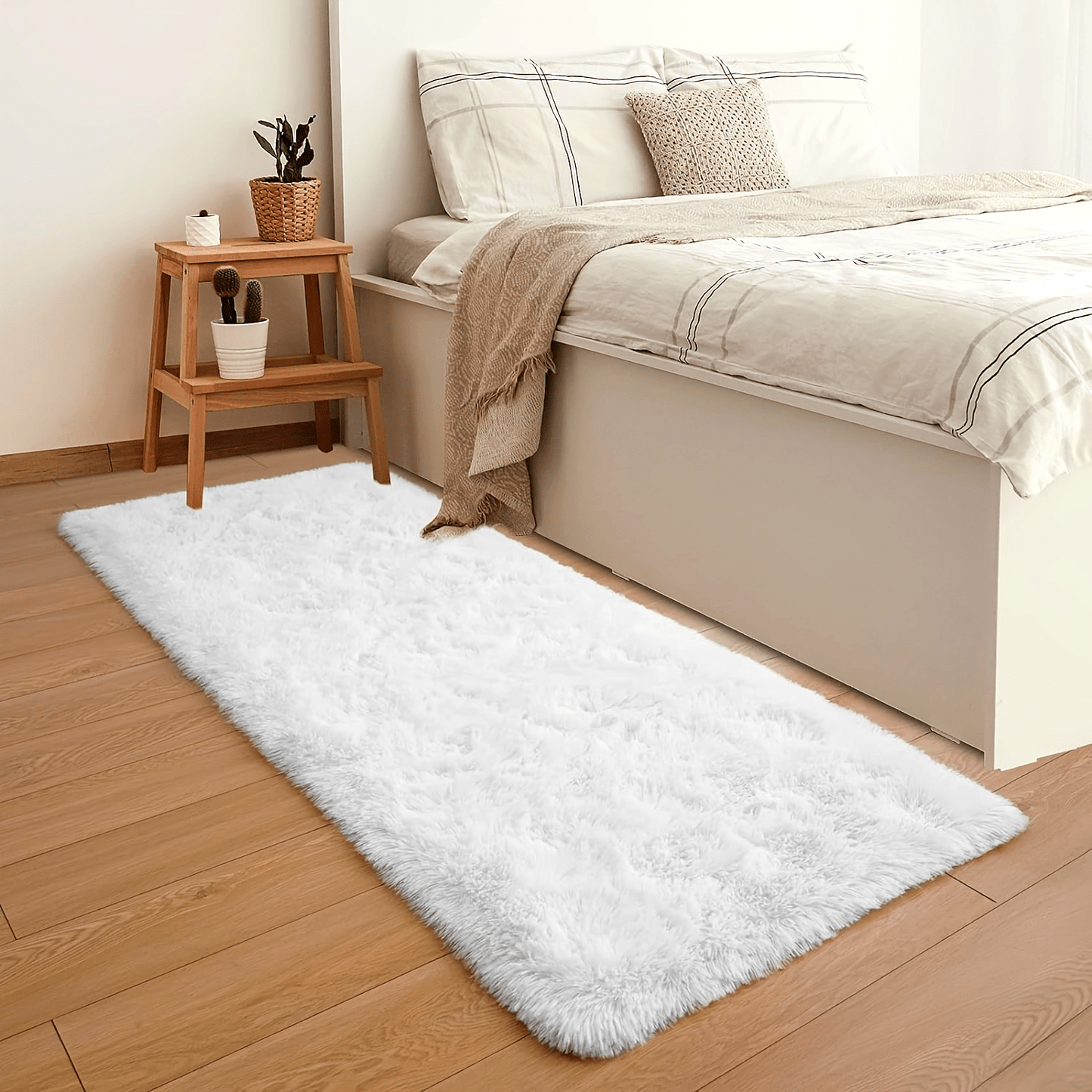 Plush mat, ideal for indoor decoration, warm and inviting. It is soft and sturdy, with easy maintenance and lightweight portability. Suitable for various areas such as beside the sofa, bed, bay window, or in front of a shoe changing stool. Available in