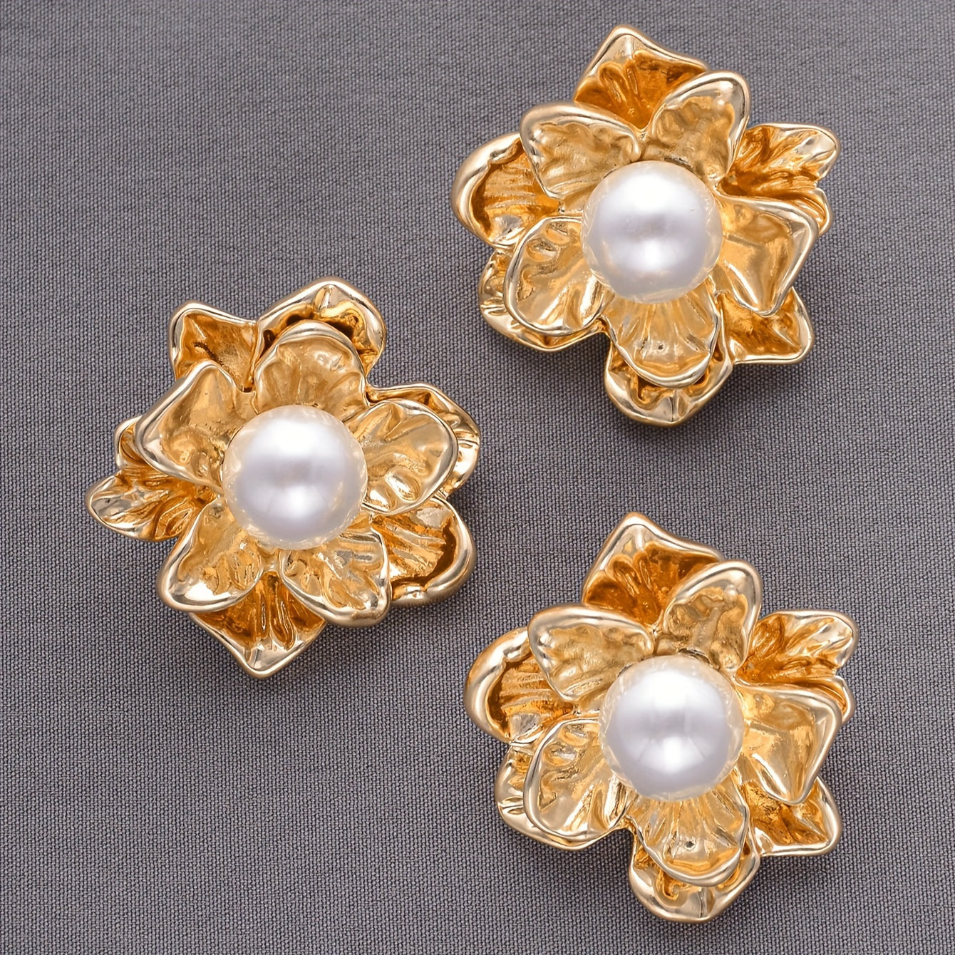 Set of 3 Fashionable Pearl Flower Buttons, Made of Alloy, featuring a Simple and Novel Style. Ideal for DIY Hand Sewn Decoration for Shirts, Sweaters, Coats, Jackets, Bags, Hats, and Bouquets. Perfect for Women's Novelty Pins and Brooches.