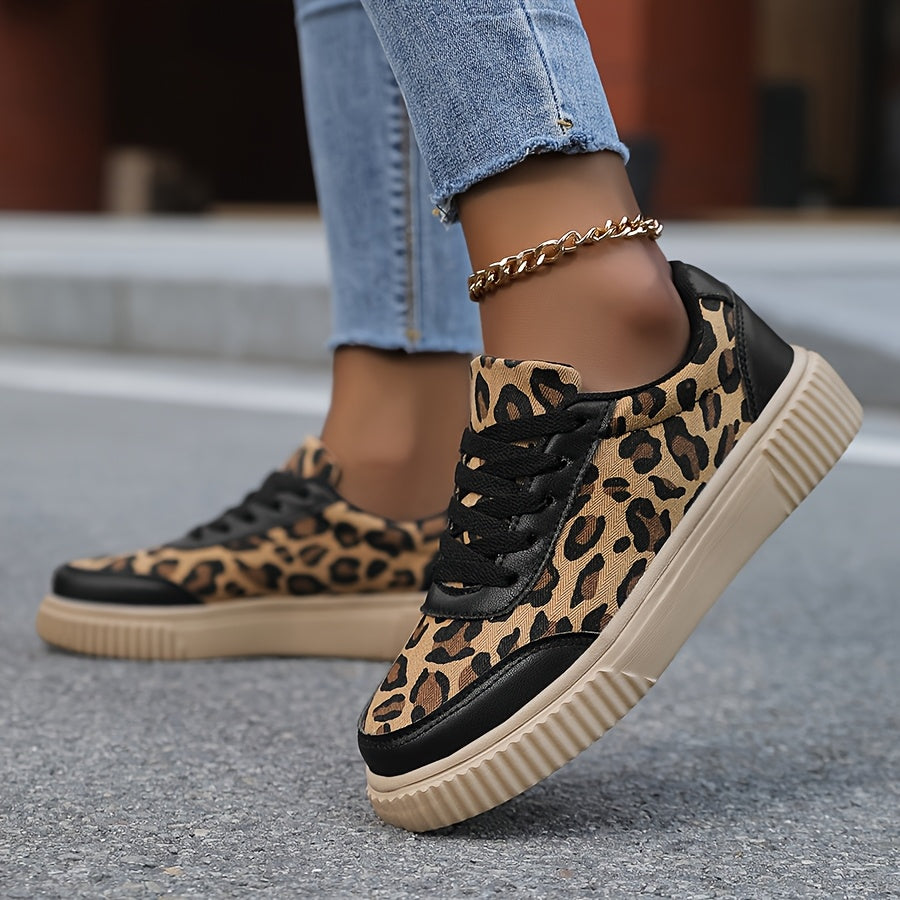 Leopard print fashion sneakers for women, flat and comfortable. Ideal for outdoor activities all year round, with fabric lining and insole and EVA sole.