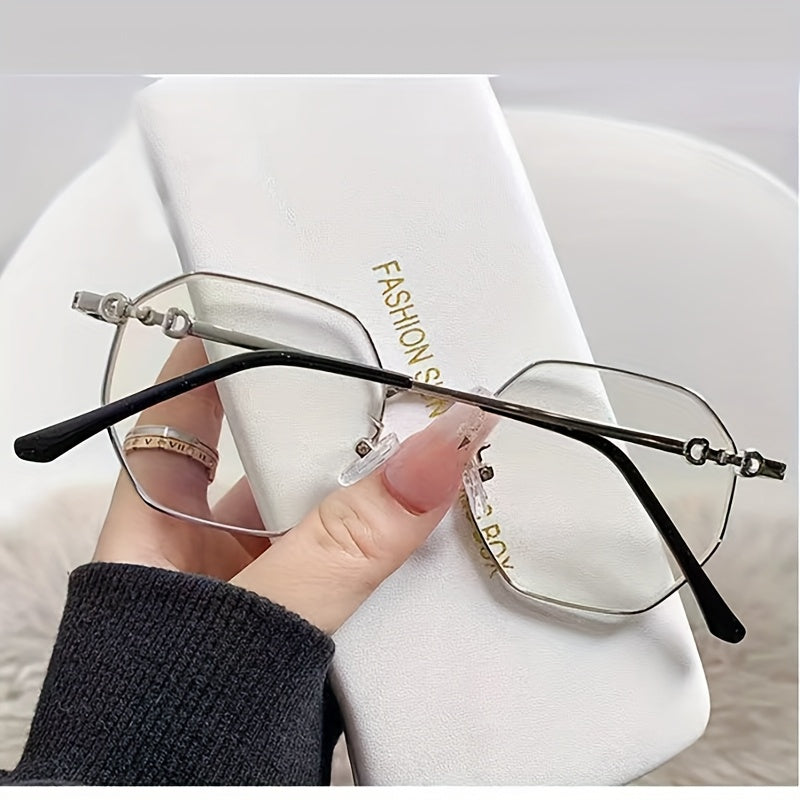 Polygonal golden frame with flat lenses for a natural look.