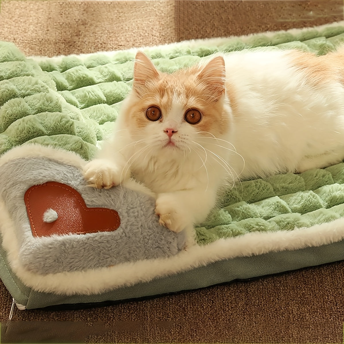 Green cat bed with memory foam, washable nylon mat, heart-shaped pillow for cats, cozy and thick, soft and comforting, quilted, pet relaxation mat.