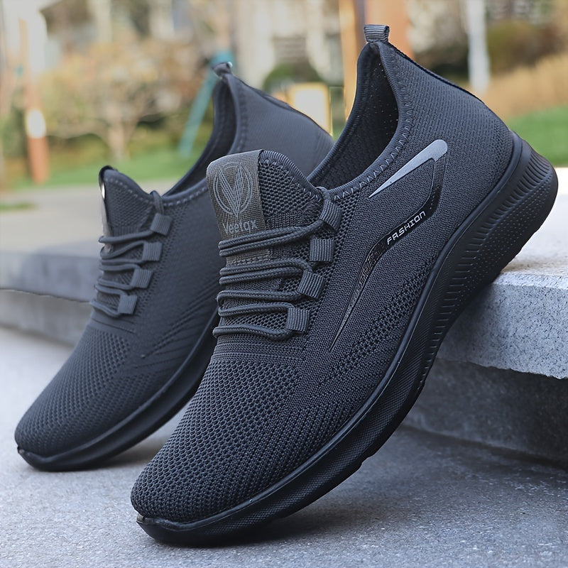 Lightweight, breathable men's slip-on sneakers for outdoor training and running, designed for non-slip performance.