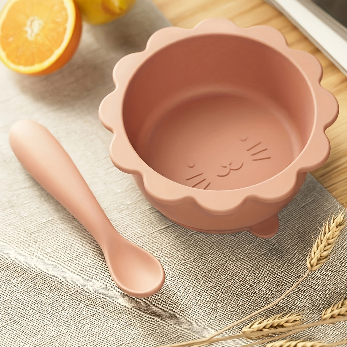 1 set of Youngsters' food grade silicone feeding bowl and spoon set with a cat theme, featuring a suction cup for stability. Suitable for youngsters and home use, high temperature resistant.