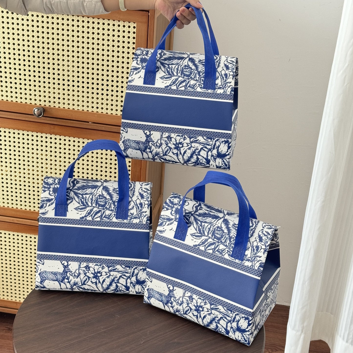 10 pieces of extra large insulated pizza delivery bags in a blue and white floral/deer pattern. These reusable polypropylene cooler totes feature a flip-top lid, perfect for catering, picnics, and food service takeout. The sturdy handle makes it easy to