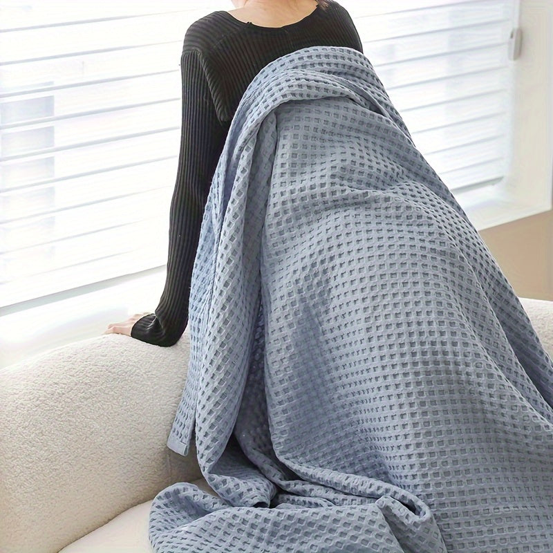 This extra-large blanket is crafted from 100% cotton in a cozy waffle weave design, perfect for all seasons. The super soft texture makes it ideal for snuggling up on the bed or sofa, or using as a nap blanket or towel quilt.