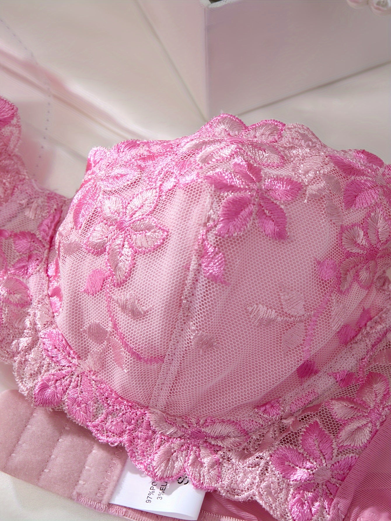 New autumn and winter pink floral embroidered underwear set with comfortable lining, high-quality gathered bra, and mesh panties.